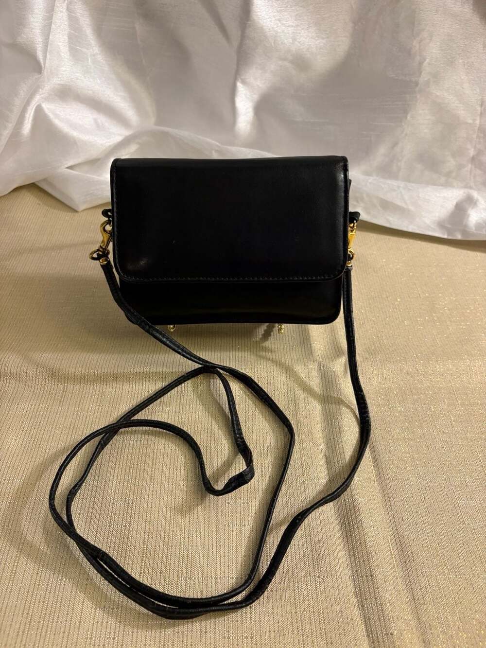Vintage Genuine Leather Black Crossbody Bag with Built-In Mirror and Coin Purse
